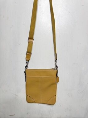 Coach tan leather Bag with Structured Design and Gold Hardware‎